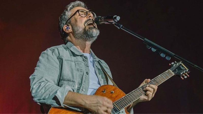 brunori chitarra primo piano 1 4540851d - Capodanno in Calabria, tutti i concertoni per salutare il 2025 - 1 Capodanno in Calabria, tutti i concertoni per salutare il 2025