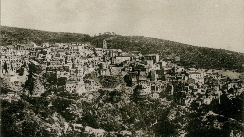 Badolato 1935 Panorama del borgo visto da sud 1 462a76fa - Badolato, l’ex bibliotecario del paese dona foto d’epoca dal 1898 - 1 Badolato, l’ex bibliotecario del paese dona foto d’epoca dal 1898