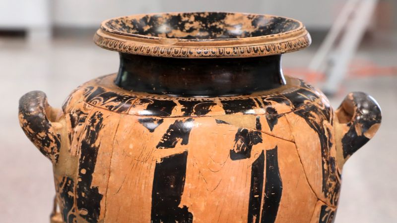 Sibari Parchi archeologici Stamnos con rapimento di orizia da parte di bore e scena di conversazione V secolo ac da trebisacce 03 a scaled 4641866c - Piccole perle dal Museo di Sibari: Orizia rapita dal dio del vento - 1 Piccole perle dal Museo di Sibari: Orizia rapita dal dio del vento