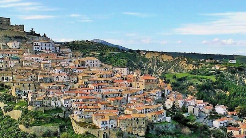Copertina rocca imperiale e1683903374475 476b9fb3 - "I Borghi più belli d'Italia", passaggio di testimone fra Calabria e Lombardia - 1 “I Borghi più belli d’Italia”, passaggio di testimone fra Calabria e Lombardia