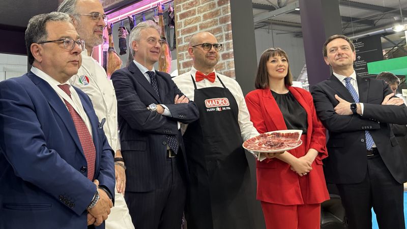 Re Nero 1 scaled 47d2d671 - Il suino nero di Calabria ottiene il marchio "Re Nero 100%" a Tuttofood - 1 Il suino nero di Calabria ottiene il marchio “Re Nero 100%” a Tuttofood