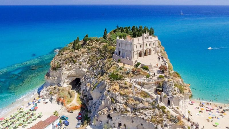 TROPEA e1707500487370 48e571e4 - Il modello turistico di Tropea finisce in prima pagina sul Sole 24 Ore-Sud - 1 Il modello turistico di Tropea finisce in prima pagina sul Sole 24 Ore-Sud