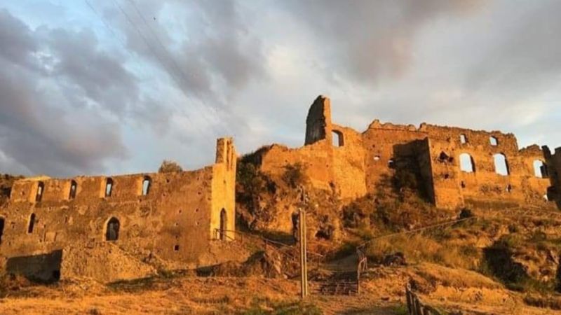 Se la pietra antica diventa paesaggio: i ruderi del Castello di Abatemarco