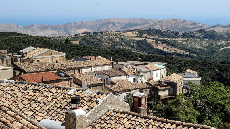 A Carfizzi dove lo scrittore Carmine Abate ha ambientato tutti i suoi romanzi