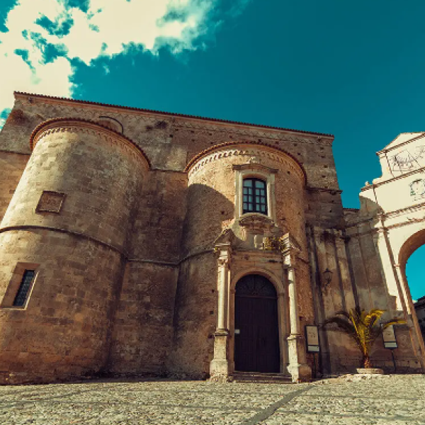A Gerace «Il Borgo Incantato: L’arte di strada nei vicoli»