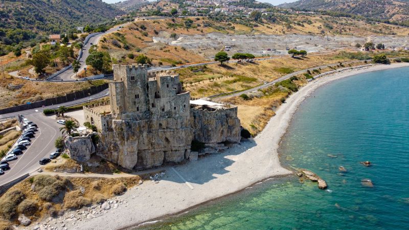 Rai 1, Camper riparte dalla Calabria: Roseto Capo Spulico, Badolato e Praia a Mare
