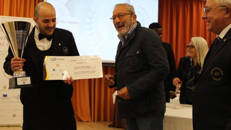 Premiazione Daniel Tamburri Trofeo Sommelier del Magliocco 2023 a sinistra Demetrio Stancati presidente Consorzio Terre di Cosenza e Antonio Fusco presidente AIS Calabria scaled 4e62e965 - Daniel Tamburri premiato a Cosenza come miglior Sommelier del Magliocco - 1 Daniel Tamburri premiato a Cosenza come miglior Sommelier del Magliocco