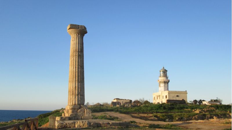 1856 parco archeologico di capo colonna area esterna alle mura romane e adiacenze faro scaled 4f9a88bd - Le soste di Ulisse nel viaggio in Calabria stasera su Rai 5 - 1 Le soste di Ulisse nel viaggio in Calabria stasera su Rai 5