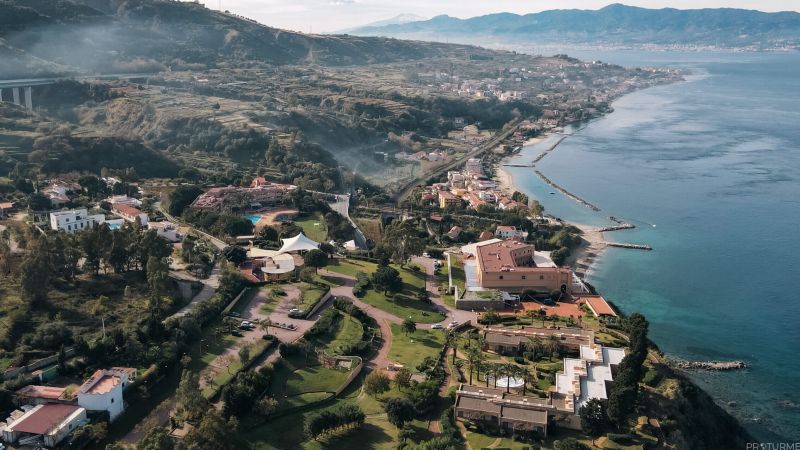 DJI 0012 scaled e1712945742262 50f19d54 - Un salone d’arte nel cuore del resort, Altafiumara apre al mondo creativo - 1 Un salone d’arte nel cuore del resort, Altafiumara apre al mondo creativo
