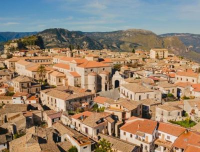 “Una boccata d’arte”, a Gerace il mito dello sparviero Ali Hierax