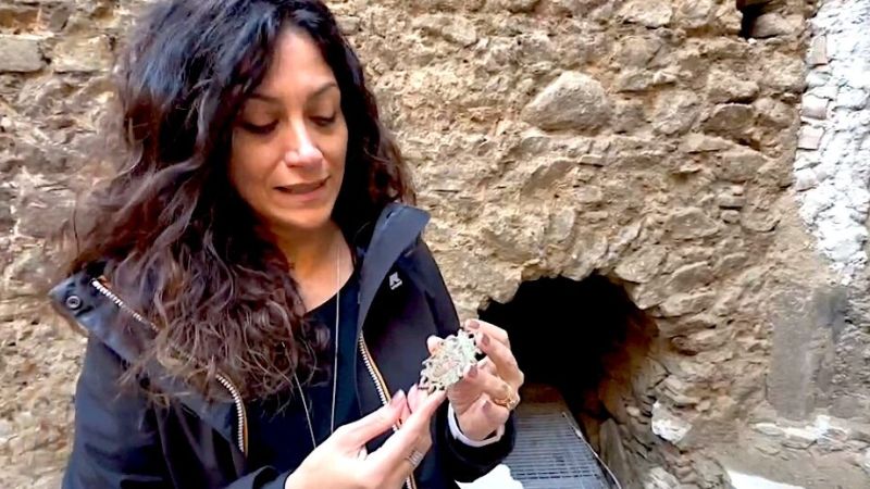 sindaca rosaria succurro con uno dei reperti ritrovati nei conicoli badiali e1706542790379 5279d8e5 - A San Giovanni in Fiore riaffiorano 7 reperti antichi sotto la chiesa madre - 1 A San Giovanni in Fiore riaffiorano 7 reperti antichi sotto la chiesa madre