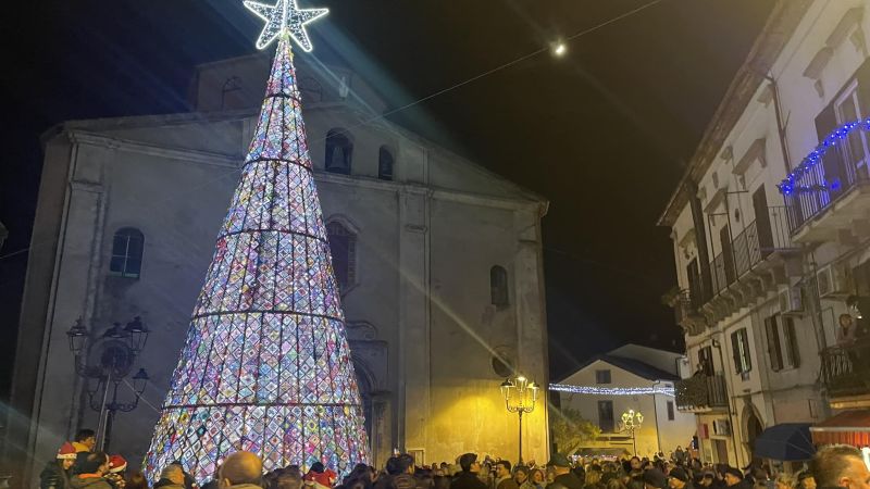 Lattarico, 60 donne realizzano un albero di Natale da Guinness – FOTO