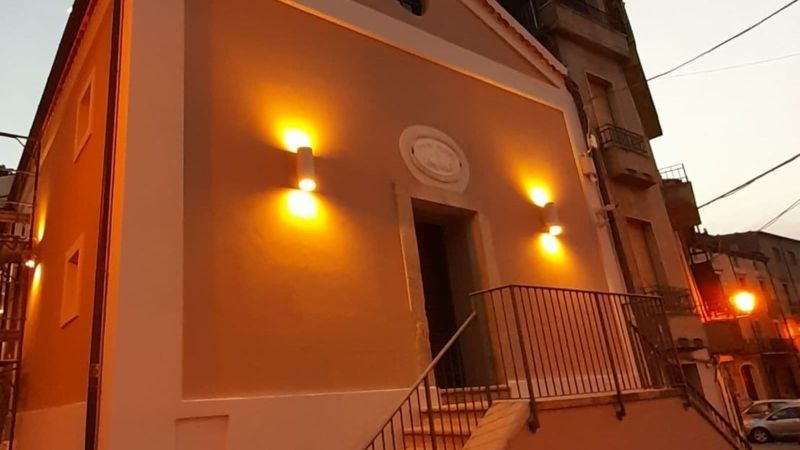 Teatro San Fili ingresso di sera Foto US Comune San Fili 09.10.23 53ea35aa - Con 'Lucciole per lanterne' riparte la stagione di teatro a San Fili - 1 Con ‘Lucciole per lanterne’ riparte la stagione di teatro a San Fili