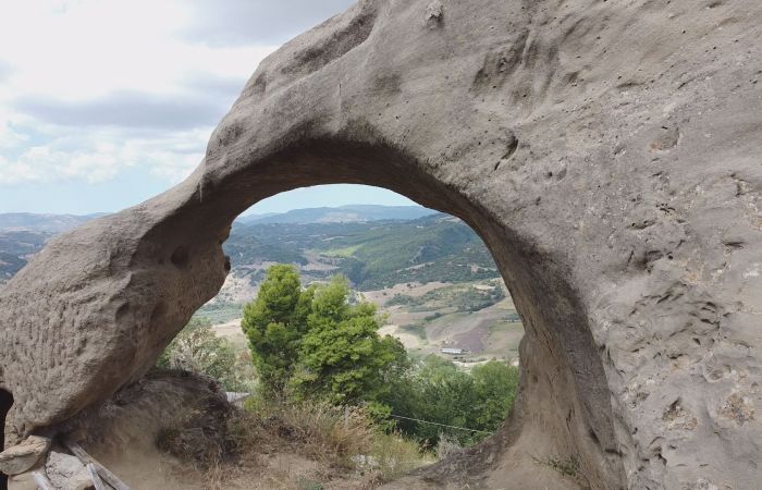 Casabona insediamento rupestre 6 55d78f77 - L'insediamento rupestre di Valle Cupa a Casabona - 1 L’insediamento rupestre di Valle Cupa a Casabona