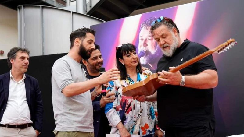 WhatsApp Image 2023 06 20 at 08.11.54 3 e1687256548131 553aba62 - Alberto De Gattis, l'esteta della musica che regala una chitarra a Russell Crowe - 1 Alberto De Gattis, l’esteta della musica che regala una chitarra a Russell Crowe