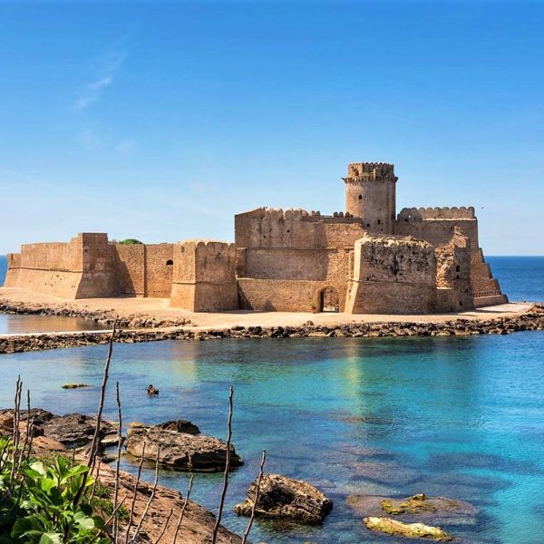 Castelli e torri della Calabria: fumo di giorno, fuoco di notte