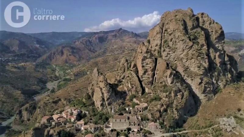 Pentedattilo 5ade463b - Pentedattilo nella mano di un gigante (VIDEO) - 1 Pentedattilo nella mano di un gigante (VIDEO)