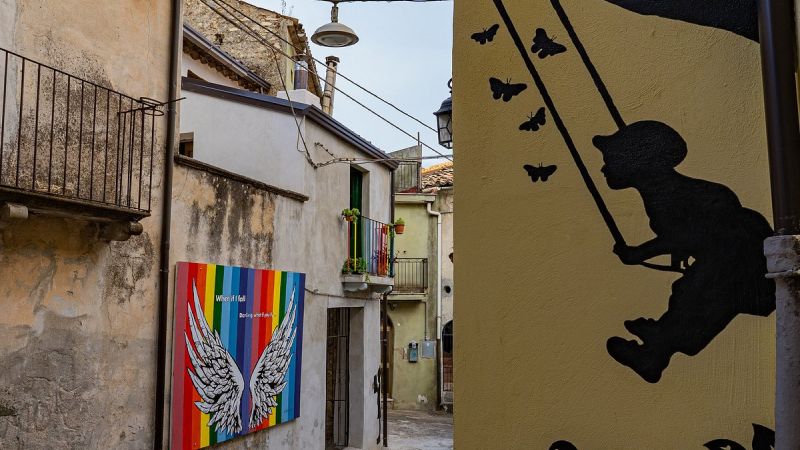 ansel 5b3b1e7c - I murales di Caruso sul Tg2 per far scoprire “Tutto il bello che c’è” a Petilia - 1 I murales di Caruso sul Tg2 per far scoprire “Tutto il bello che c’è” a Petilia