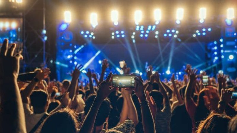 Premium Photo Concert crowd of Music fanclub hand using cellphone taking video record or Live stream 5c5d51bb - Boom di prevendite per il Roccella Summer Festival: i nomi da non perdere - 1 Boom di prevendite per il Roccella Summer Festival: i nomi da non perdere