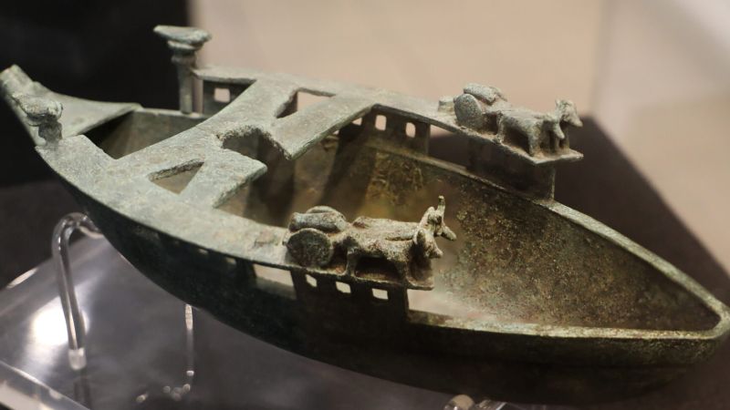 Barchetta nuragica 900 790 ac ca. dal santuario di capocolonna a crotone 02 scaled e1713891130503 5e31e255 - La barchetta bronzea di Hera Lacinia, testimonianza unica del ponte tra civiltà - 1 La barchetta bronzea di Hera Lacinia, testimonianza unica del ponte tra civiltà