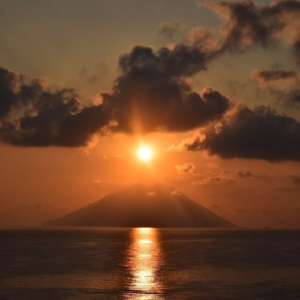 I tramonti di Ulisse, la magia del bacio del sole sullo Stromboli