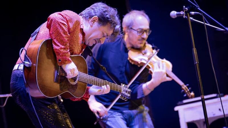 Peppe Voltarelli e Luca Ciarla 1 64baa4a4 - A Roma 'La grande corsa verso Lupionòpolis' con Voltarelli e Ciarla - 1 A Roma ‘La grande corsa verso Lupionòpolis’ con Voltarelli e Ciarla