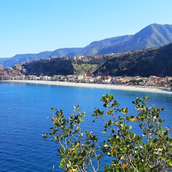 A Scilla lo spettacolo della Befana che arriva dal mare