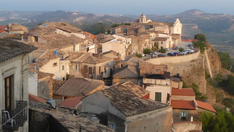 I Carafa di Roccella, 15 volumi per la storia della Calabria meridionale