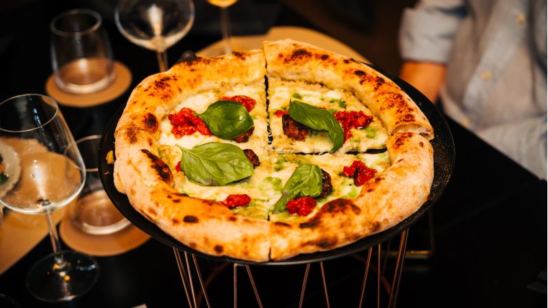 Le melanzane ripiene diventano una pizza, la novità estiva di Impasto