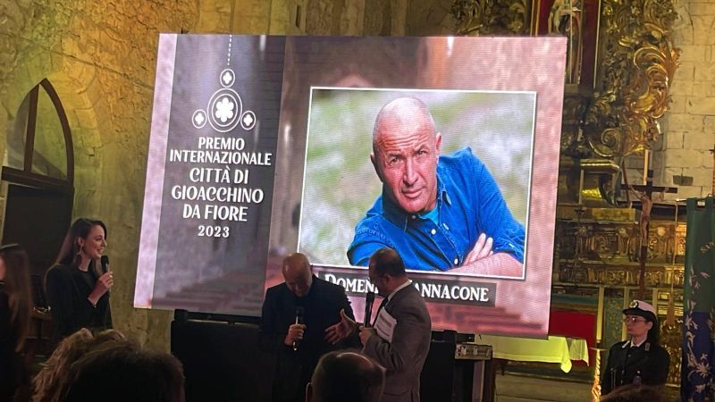 iannaconepremio 67dc8a03 - Domenico Iannacone che riconosce alla Calabria il valore dei luoghi nella Città di Gioacchino da Fiore - 1 Domenico Iannacone che riconosce alla Calabria il valore dei luoghi nella Città di Gioacchino da Fiore