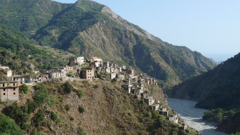 roghudi vecchio 67ec3fd3 - Roghudi è tra i borghi fantasma più popolari di Italia - 1 Roghudi è tra i borghi fantasma più popolari di Italia