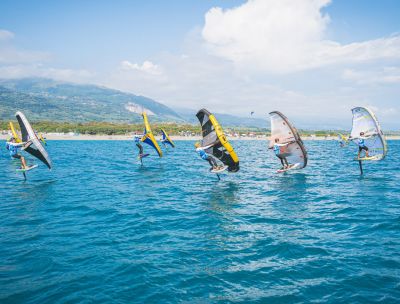 Il Wingfoil torna a Gizzeria: tre giorni di vento, mare e spettacolo