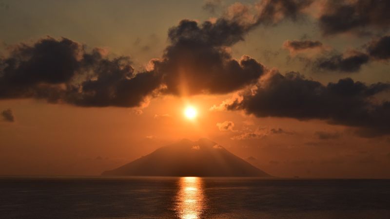 tramonto su stromboli 6ab14d47 - I tramonti di Ulisse, la magia del bacio del sole sullo Stromboli - 1 I tramonti di Ulisse, la magia del bacio del sole sullo Stromboli
