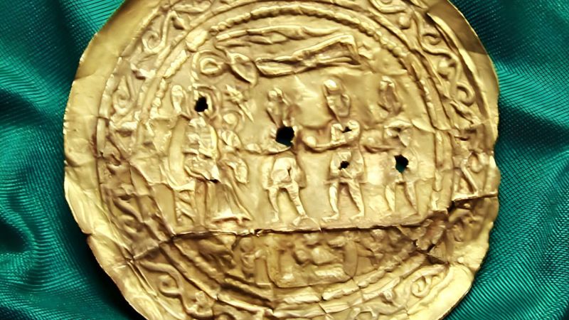 brattea aurea siderno 6cb7f0c8 - Tesori archeologici: è a Locri la più antica effige di Epifania e Natività - 1 Tesori archeologici: è a Locri la più antica effige di Epifania e Natività