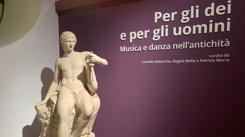 reggio calabria archeologico mostra per gli dei e per gli uomini musica e danza nell antichita ingresso foto marrc 1 e1687779116672 6d3557cb - Al MArC la musica antica come strumento di dialogo interculturale - 1 Al MArC la musica antica come strumento di dialogo interculturale