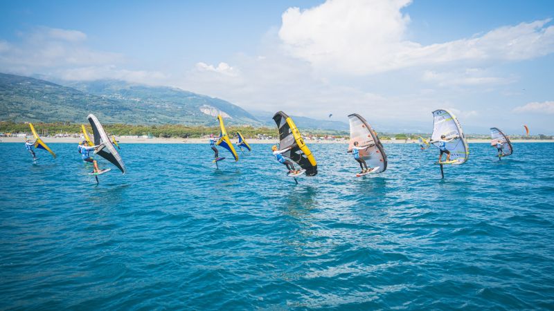 Il Wingfoil torna a Gizzeria: tre giorni di vento, mare e spettacolo