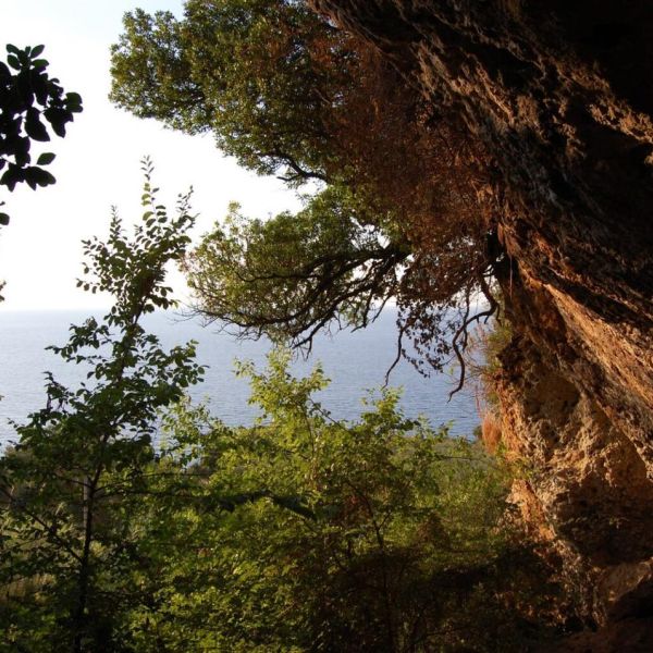 Grotta della Pietrosa di Palmi, il mare luminoso e la voce della storia