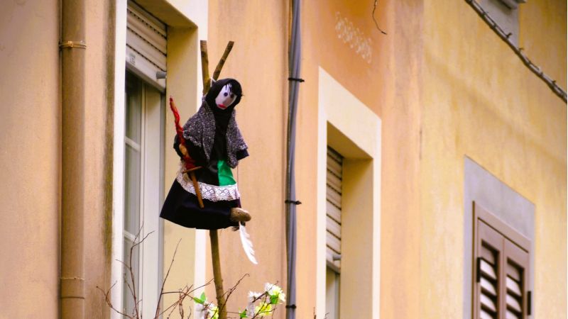 Nelle contrade di Laino Borgo tornano a penzolare le corajisime