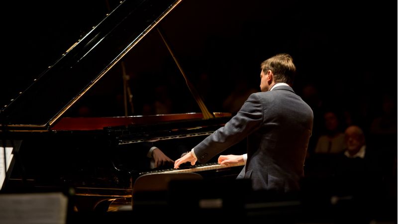 Successo per Sara Nicosia, ora a Crotone il pianista Gabriele Pedone