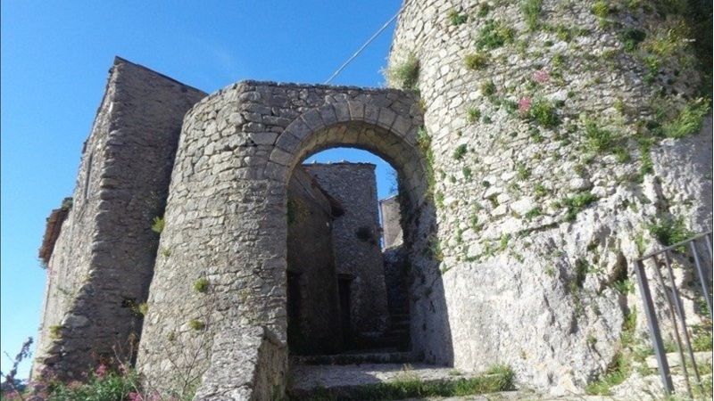 porta ingresso 74095504 - La Motta di Domanico, gioiello (ancora) poco conosciuto - 1 La Motta di Domanico, gioiello (ancora) poco conosciuto