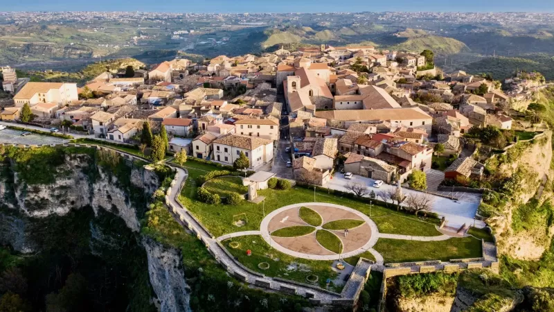 Gerace scaled 1 e1712818878759 75938012 - Le telecamere di Geo nuovamente sul borgo incantato di Gerace - 1 Le telecamere di Geo nuovamente sul borgo incantato di Gerace