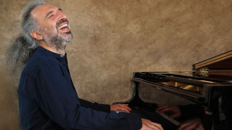 Stefano Bollani 3 75e1251a - Stefano Bollani al Politeama, unica tappa calabrese del Piano Solo Tour - 1 Stefano Bollani al Politeama, unica tappa calabrese del Piano Solo Tour