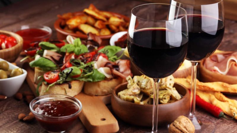 vino e cibo 1024x683 1 7826c7d8 - Wine Land 2023: a Crotone tra vino, cibo e tradizione - 1 Wine Land 2023: a Crotone tra vino, cibo e tradizione