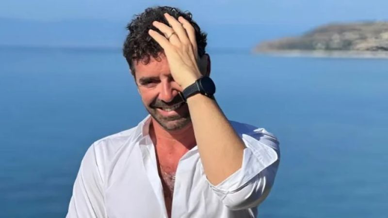 Progetto senza titolo 2024 08 07T105702.938 7b2f7657 - Alberto Matano torna alle sue radici calabresi per la sua vacanza estiva - 1 Alberto Matano torna alle sue radici calabresi per la sua vacanza estiva