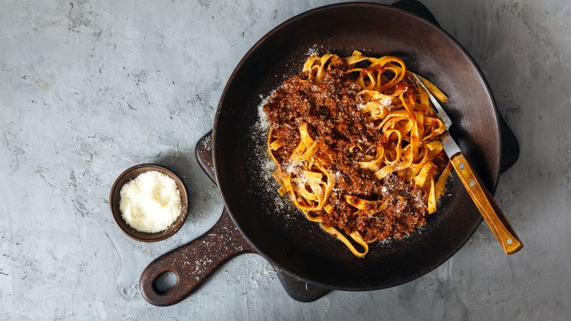 tagliatelle salsiccia funghi 7b60d0bf - Rustica e saporita: la pasta con funghi e salsiccia di una nonna di Calabria - 1 Rustica e saporita: la pasta con funghi e salsiccia di una nonna di Calabria