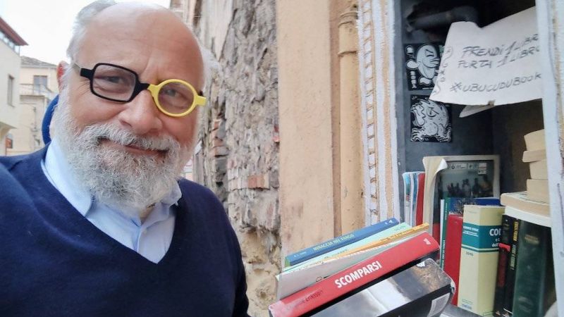 Pizzo bucu du Book Antonio Montesanti 3 7ed3b360 - «Lo metto nel bucu du book»: così a Pizzo la cultura vince - 1 «Lo metto nel bucu du book»: così a Pizzo la cultura vince