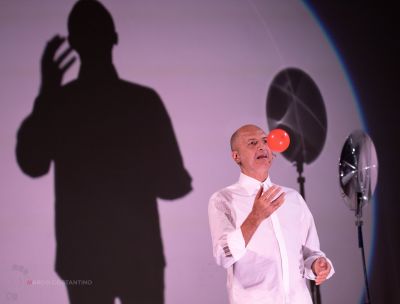 Spettri di Newton: teatro, luce e scienza al Piccolo Teatro Unical