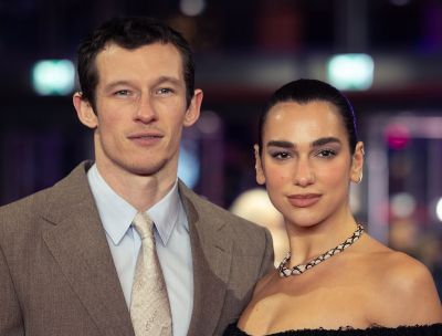 Dua Lipa e Callum Turner in luna di miele, relax e buon cibo a Tropea