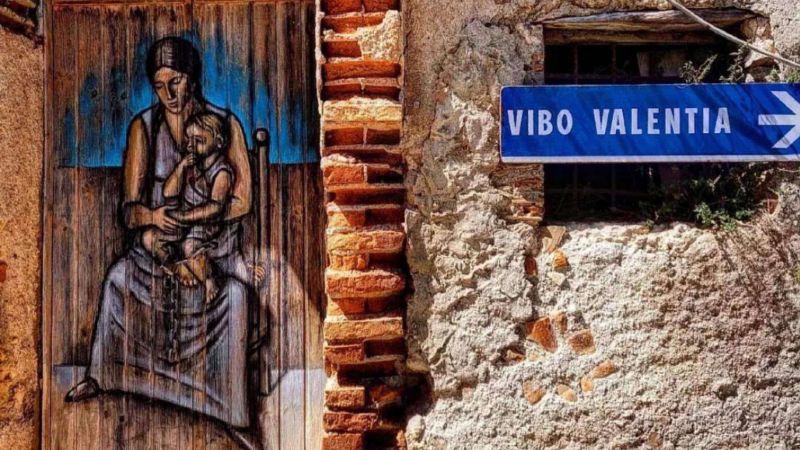 Zungri, il paese degli “sbariati” e dei portoni dipinti [FOTO]