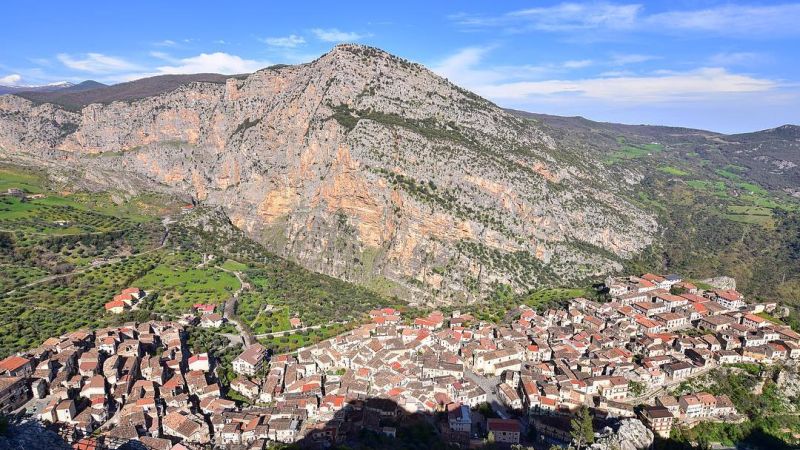 Civita 8474b7ce - Civita, il paese dei comignoli e delle case antropomorfe (VIDEO) - 1 Civita, il paese dei comignoli e delle case antropomorfe (VIDEO)